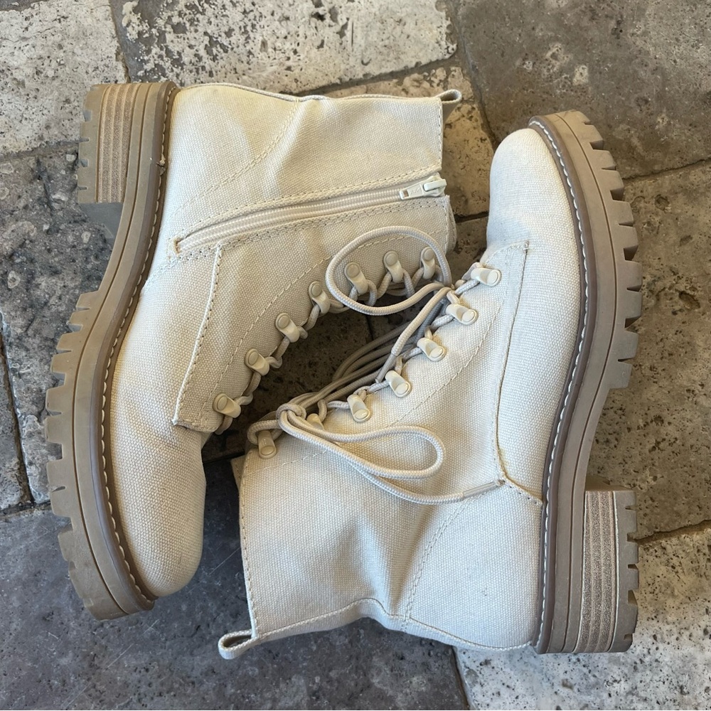 Universal Thread Women’s Lace-Up Side-Zip Combat Boots Beige Cream Size 8.5 - Picture 3 of 10